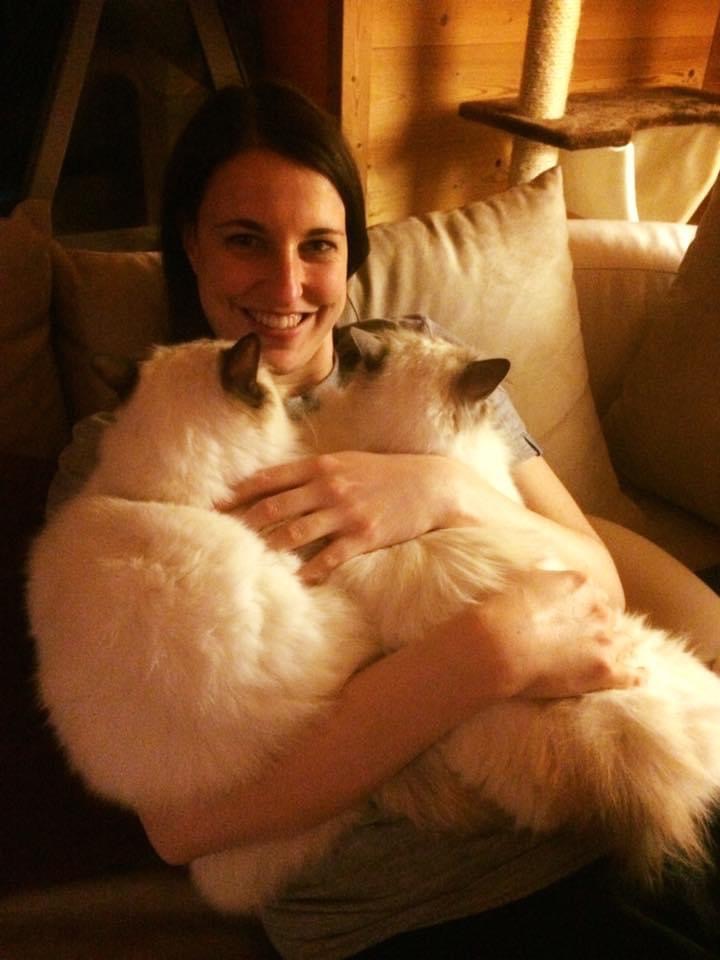 Sharon Bourgeois, communicatrice animale, avec ses deux chats dans les bras